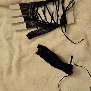 Black Lace-Up Fingerless Gloves